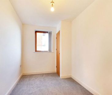 2 bedroom ground floor flat to rent - Photo 3