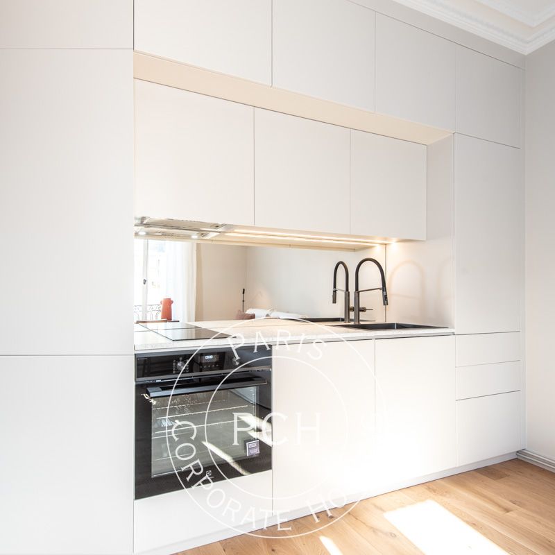 Rue Bassano, - Photo 1