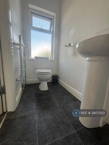 1 bedroom in a house share to rent - Photo 3