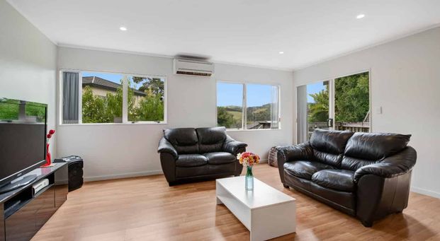 Sunny Coastal Living – Walk to Hatfields Beach - Photo 1