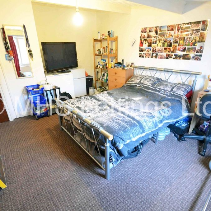 5 Bedroom Mid Terraced House for rent in Manor Drive - Photo 1