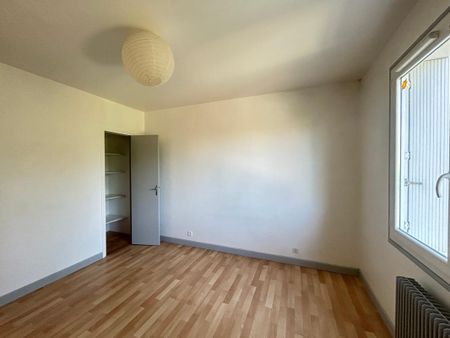 Location Appartement 3 pièces 67m² AIRE SUR L ADOUR 40800 - Photo 2