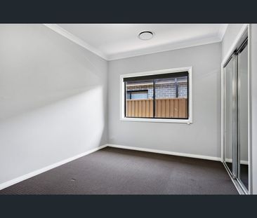 28 Izaac Cct, Jordan Springs, NSW 2747 - Photo 5