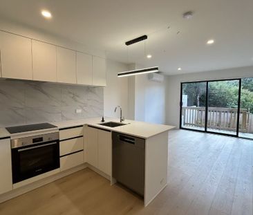 Stylish Living in a Scenic Titirangi Setting! - Photo 6