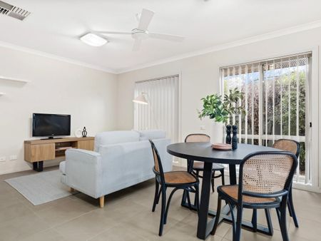 Large Three Bedroom Townhouse - Photo 2