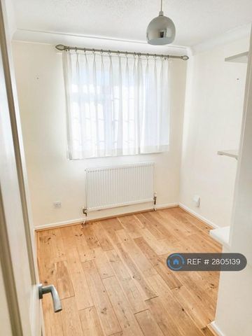 3 bedroom end of terrace house to rent - Photo 2