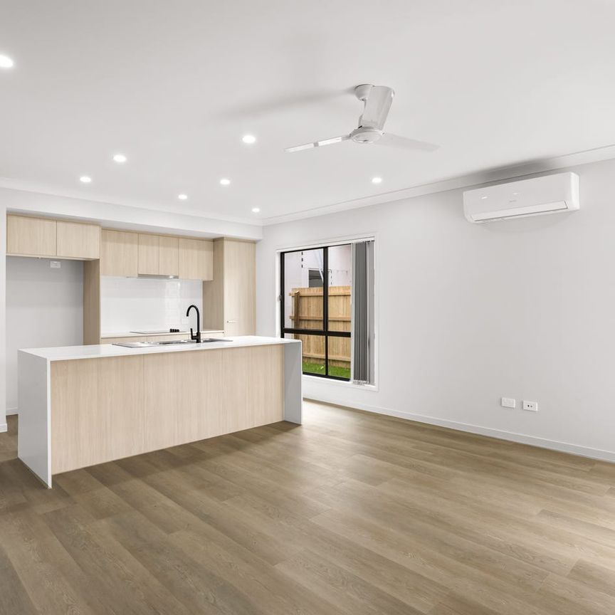 MODERN 4 BEDROOM HOUSE WITH MEDIA ROOM!! - Photo 1