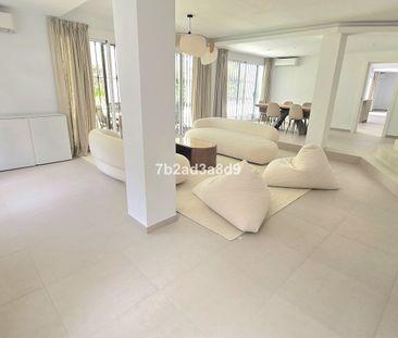 Detached Villa in Elviria - Photo 2