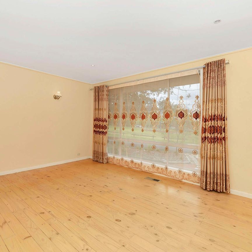 Generous Family Home in Sought After Location! - Photo 1