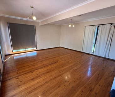 CHARMING 3-BEDROOM HOME IN A QUIET COURT LOCATION! - Photo 1