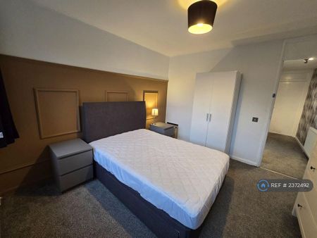 1 bedroom in a house share to rent - Photo 2