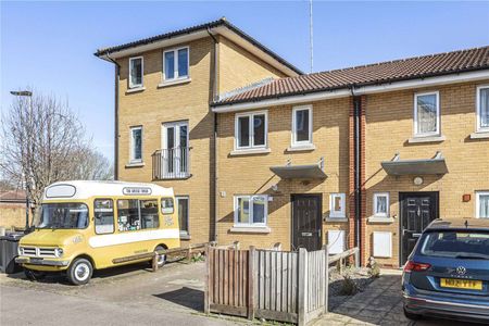 Fully renovated two bedroom house with off-street parking and private garden. - Photo 2