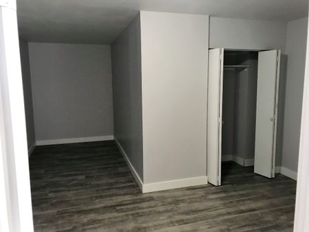 Ambassador – 2 Bedroom + Den - Photo 2