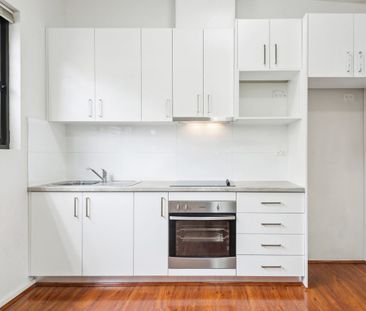 Contemporary one-bedroom apartment moments from Centennial Park! - Photo 3