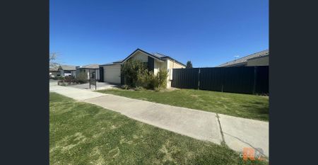 Modern Family Home with Theatre Room, Side Access & Spacious Alfresco - Photo 2