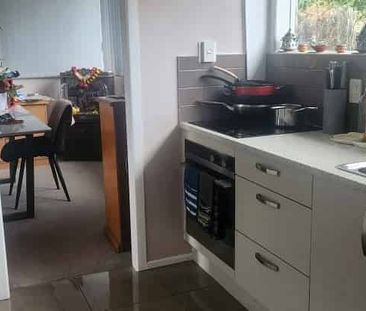 Spacious 4BR Family Home in Pakuranga - Photo 5