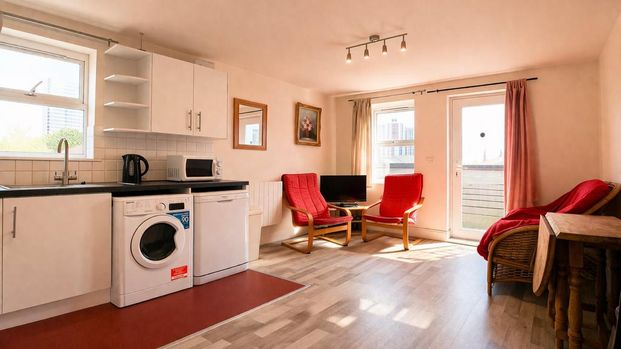 4 bedroom flat to rent - Photo 1