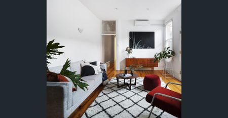 Well presented Contemporary Living with Victorian Charm - Photo 4