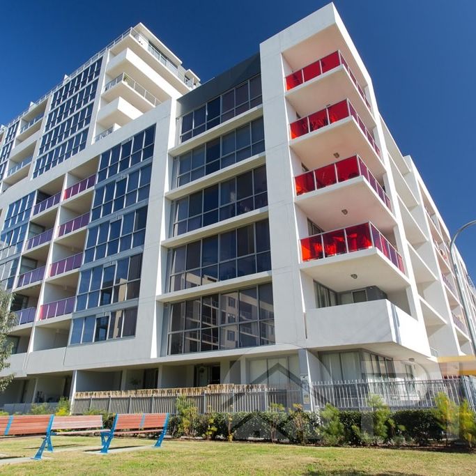 Morden two bedroom Split level apartment in the heart of Mascot for lease - Photo 1