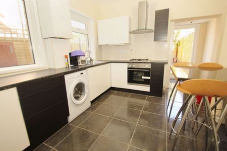 Four Double Bedroom Refurbished Student House - Photo 5