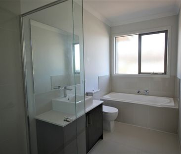 3 BEDROOM TOWNHOUSE IN GREAT LOCATION - Photo 2