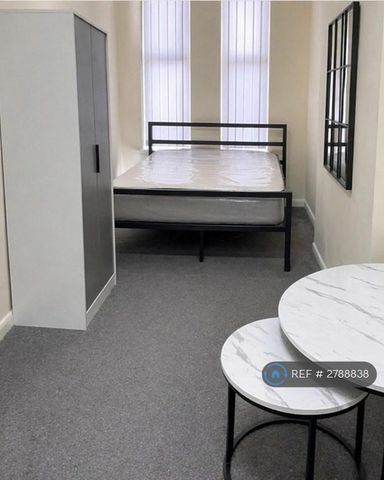 1 bedroom in a house share to rent - Photo 2