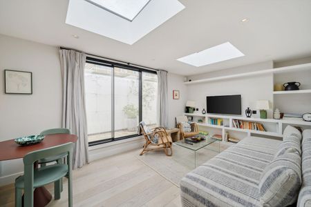 A beautifully finished one bedroom apartment set within an attractive period building on the highly sought after Pembroke Road, a short distance from Kensington High Street. - Photo 3