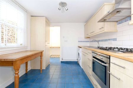 Charming two bedroom cottage set on a sought-after road close to Church Street. - Photo 3