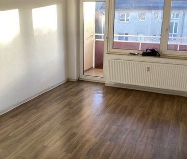 Helle 2-Zimmer-Wohnung mit großem Balkon und Tageslichtbad - Foto 1