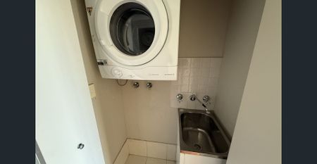 Ideally located three bedroom apartment - Photo 5