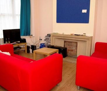 A well proportioned, end terrace 5 bedroom house - Photo 2