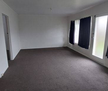 Spacious 2 Bedroom, 1 Bathroom unit - Photo 3