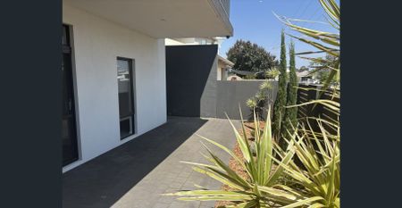 Modern Ground-Floor Apartment at Tomato Lake - Photo 4