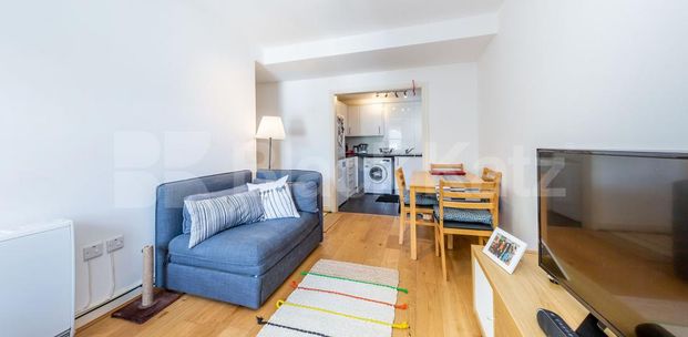 Recently refurbished modern one bed in a large period house mins to tube & shops - Photo 1