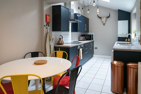 6 Bed End Terrace, Kimbolton Avenue, NG7 - Photo 4