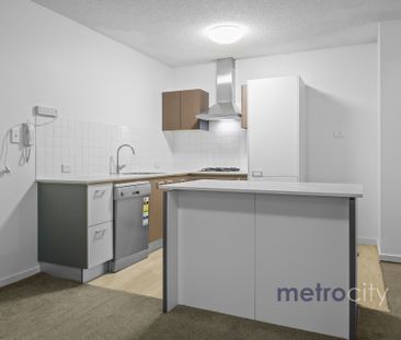 Ground Floor Apartment with Private Courtyard - Photo 4