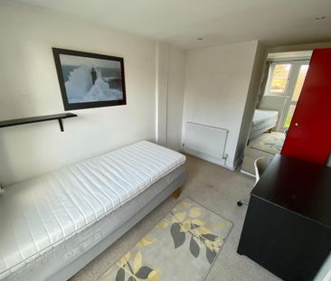 4 bedroom semi-detached house to rent - Photo 3