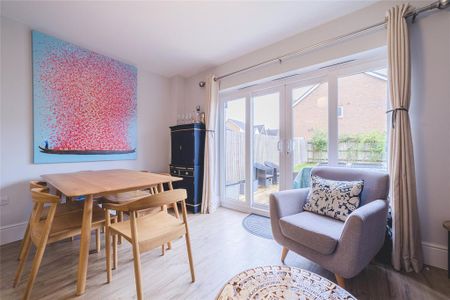 4 bedroom semi-detached house to rent - Photo 3