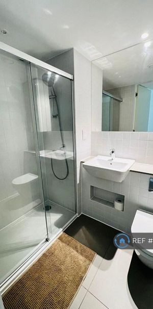 1 bedroom in a flat share to rent - Photo 2