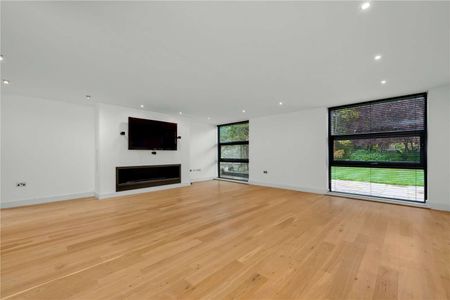 Gated, contemporary 5 bedroom family home, offering spacious accommodation with lots of natural light in a desirable residential road. - Photo 2