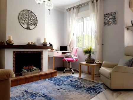 Spacious 3-Bedroom Townhouse for Long-Term Rent – Steps from the Beach - Photo 3