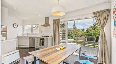 Spacious 4-Bedroom Home on a Big Fully-Fenced Sect - Photo 2