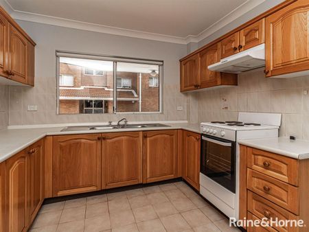 Refreshed 2 Bedroom Unit In Westmead! - Photo 2