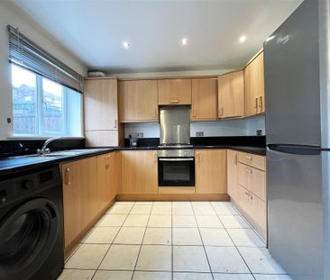 3 bedroom Semi-detached house to rent - Photo 1