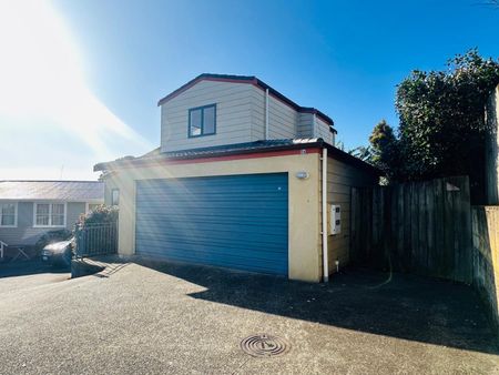 Newly Renovated Family Home in Prime Pakuranga Location” - Photo 3