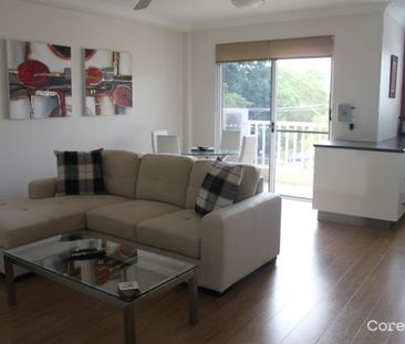 Fully Furnished Top-Floor Apartment in Prime Location - Photo 3