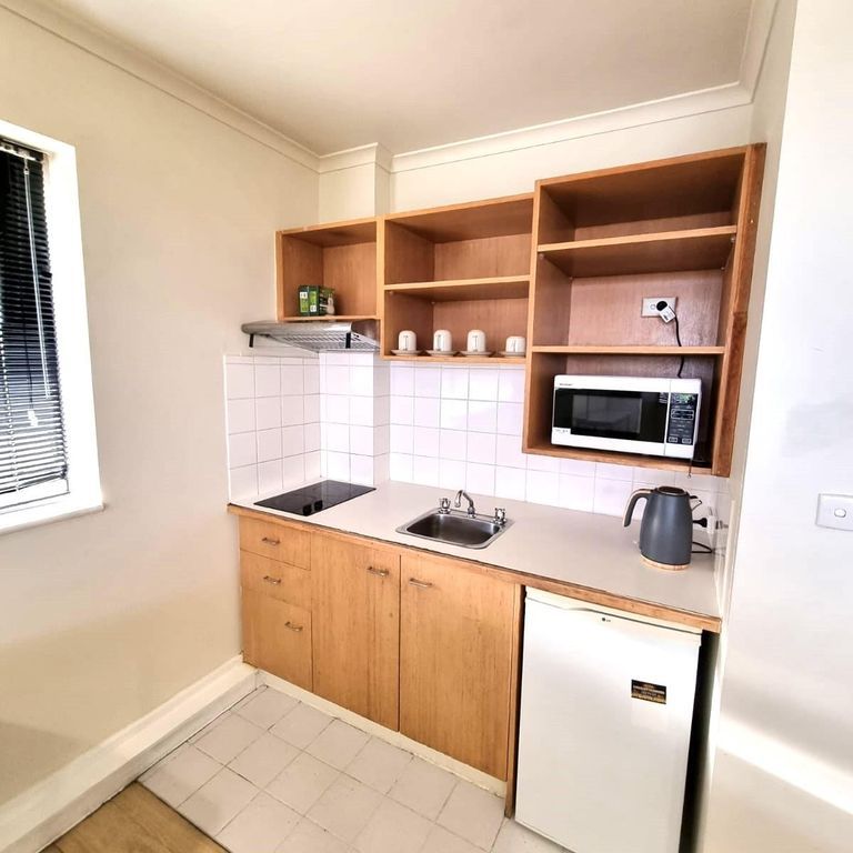 Clean and comfortable studio in St Kilda - *Open for Inspection Saturday 16th November 9:45am - 10:00am* - Photo 1