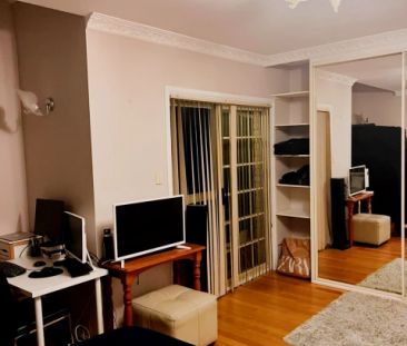 Large double ensuite bedroom in Eastlakes - Photo 3