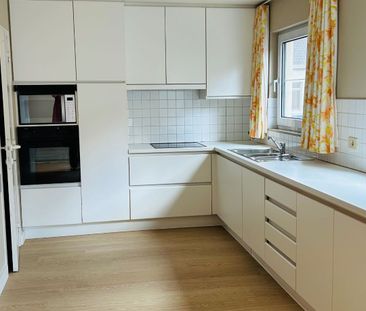 Ruim appartement met: 2 slaapkamers, terras en autostaanplaats - Photo 4