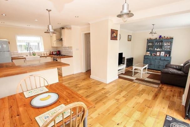 3 bedroom semi-detached house to rent - Photo 1